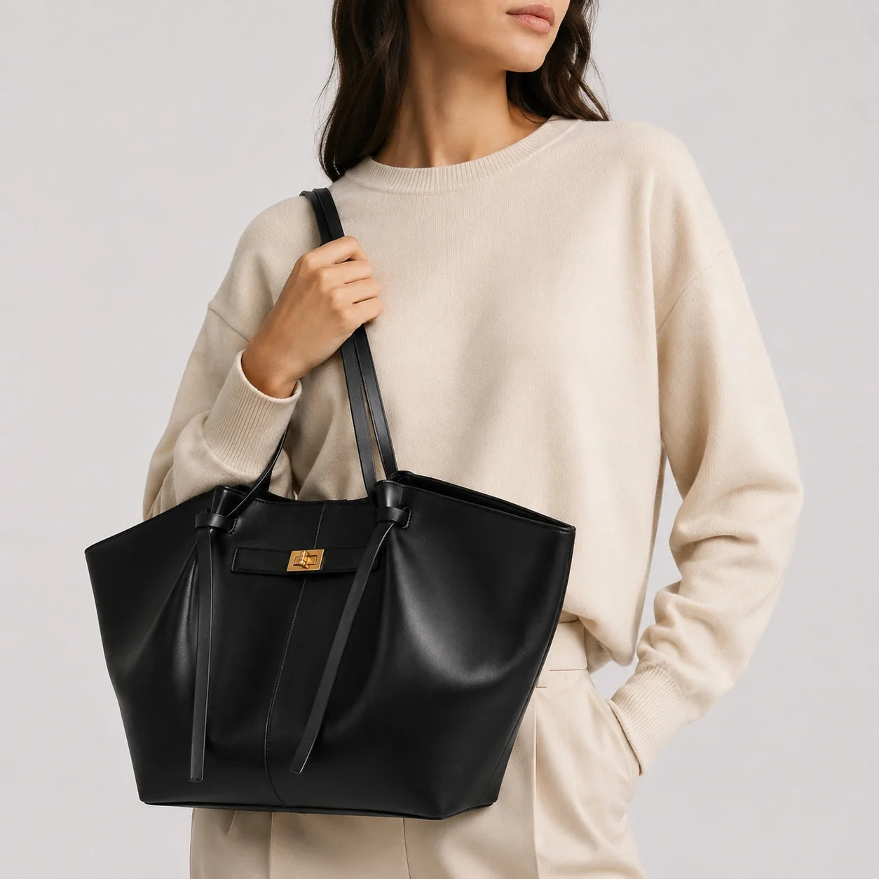 XXL Shopper Tasche Schwarz Lederoptik – Nahaufnahme am Model getragen