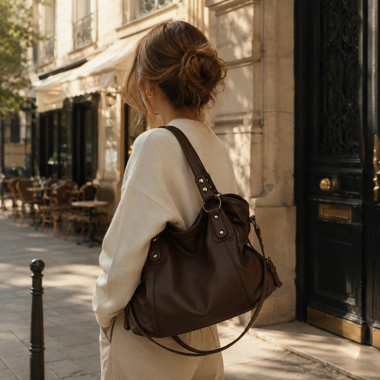 Multi-Fach Handtasche Cognac – Lifestyle-Aufnahme getragen