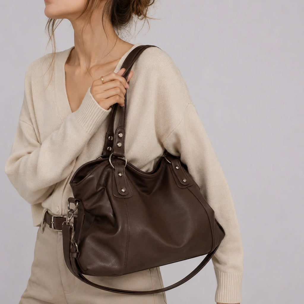 Multi-Fach Handtasche Cognac – Nahaufnahme am Model getragen