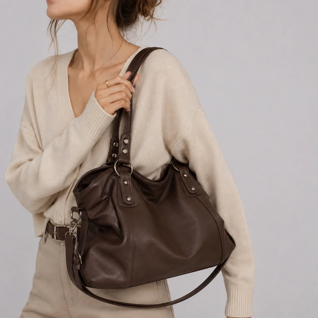 Multi-Fach Handtasche Cognac – Nahaufnahme am Model getragen