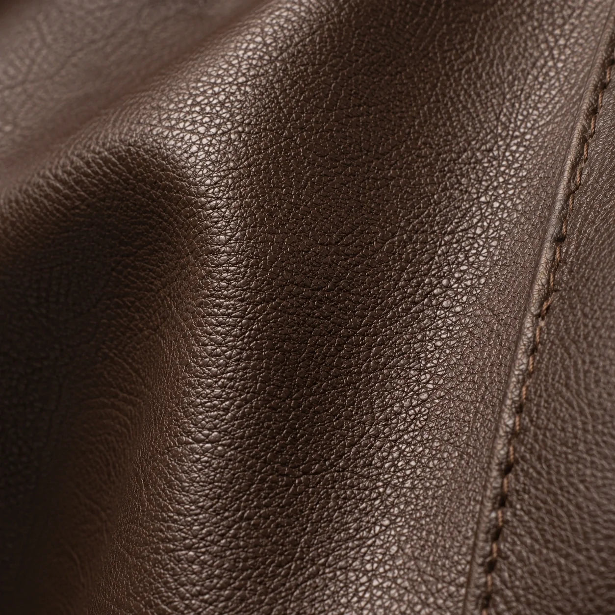 Multi-Fach Handtasche Cognac – Innenansicht mit geöffnetem Fach