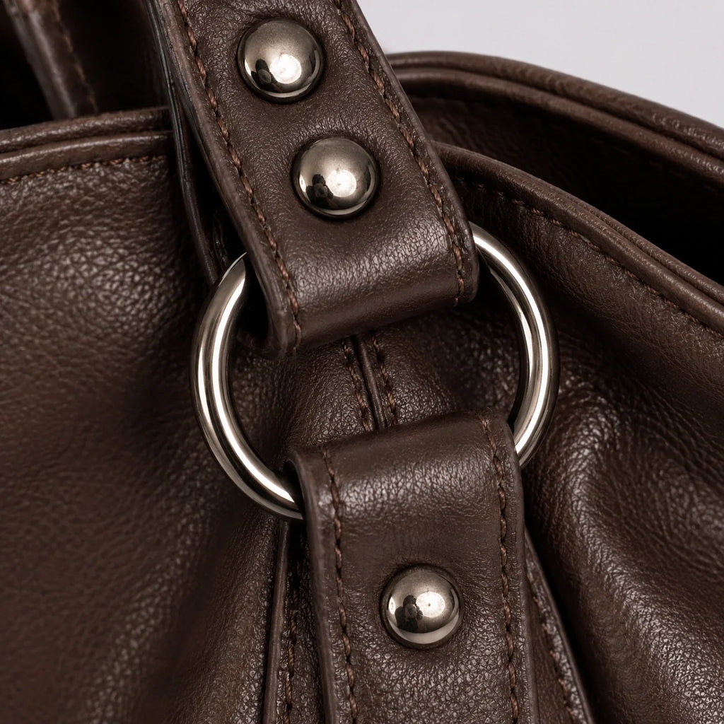 Multi-Fach Handtasche Cognac – Detailaufnahme der Verarbeitung