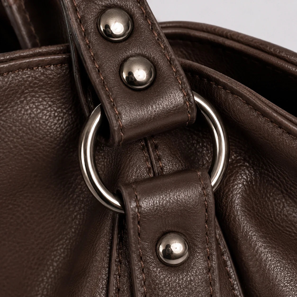 Multi-Fach Handtasche Cognac – Detailaufnahme der Verarbeitung