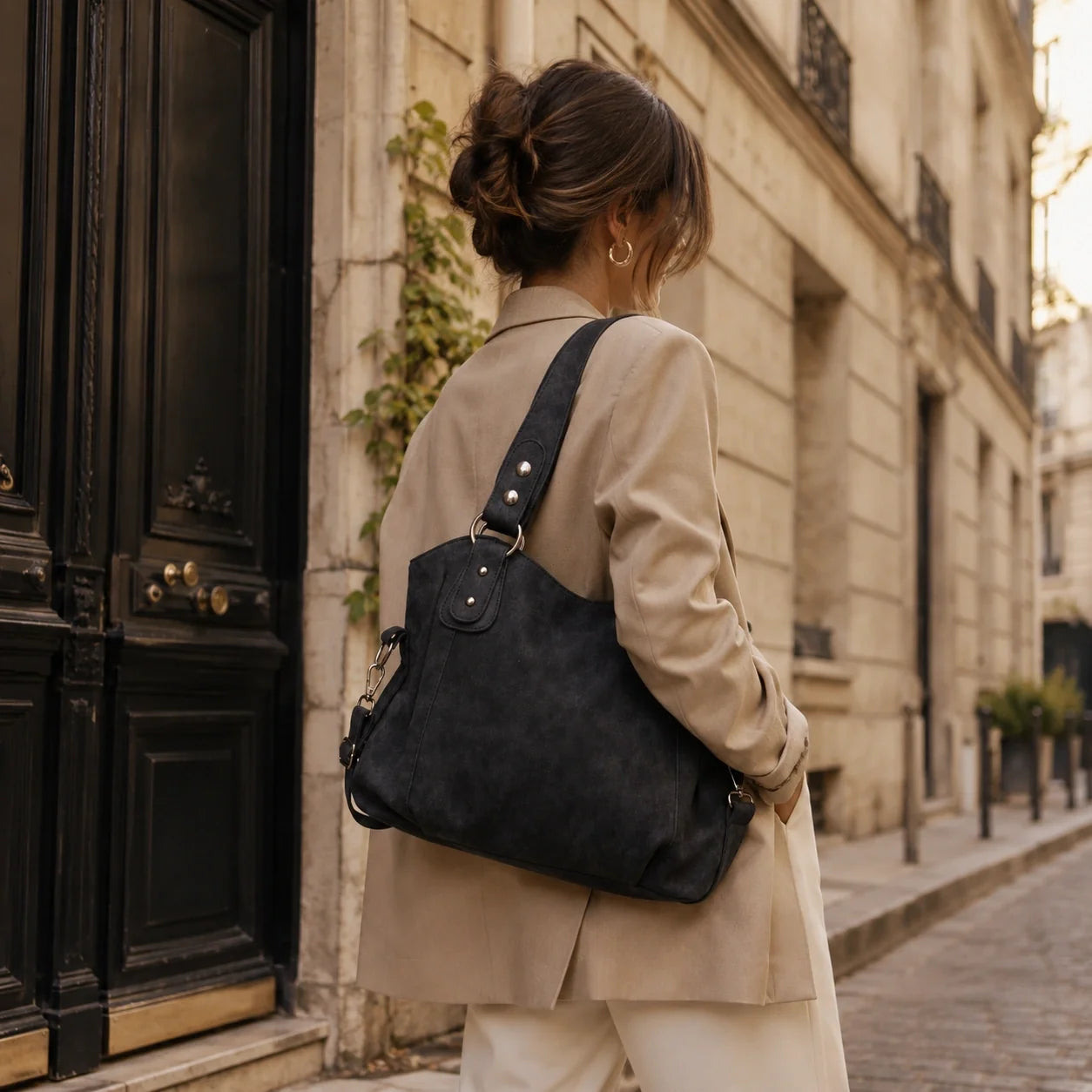 Große Beuteltasche Schwarz – Lifestyle-Aufnahme getragen