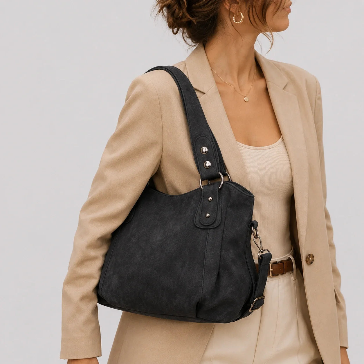 Große Beuteltasche Schwarz – Nahaufnahme am Model getragen