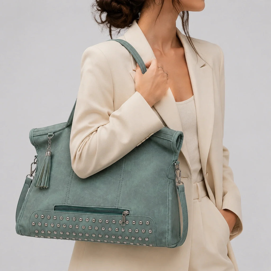 Used-Look Handtasche Salbei – Nahaufnahme am Model getragen