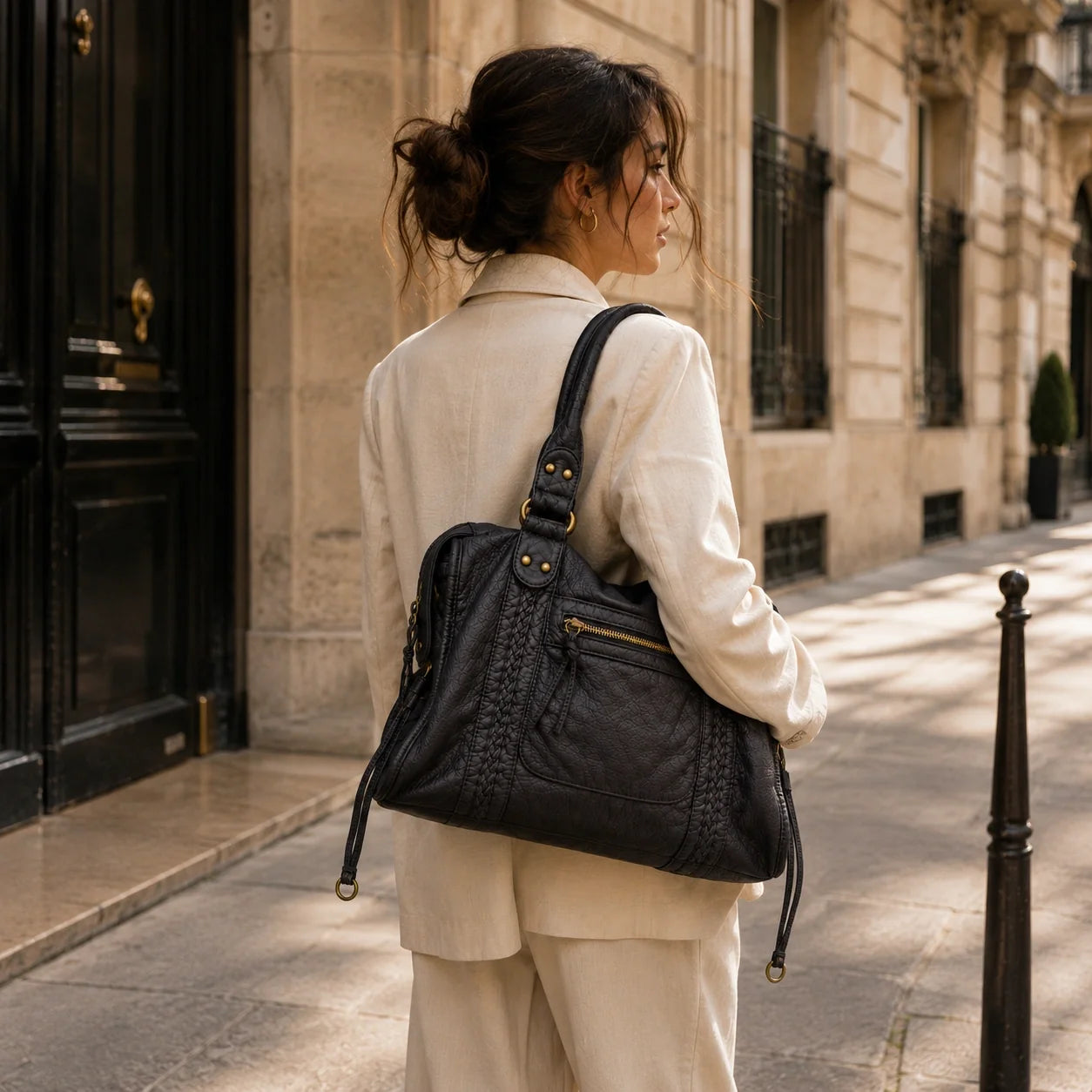 Y2K Damen Handtasche Grau – Lifestyle-Aufnahme getragen