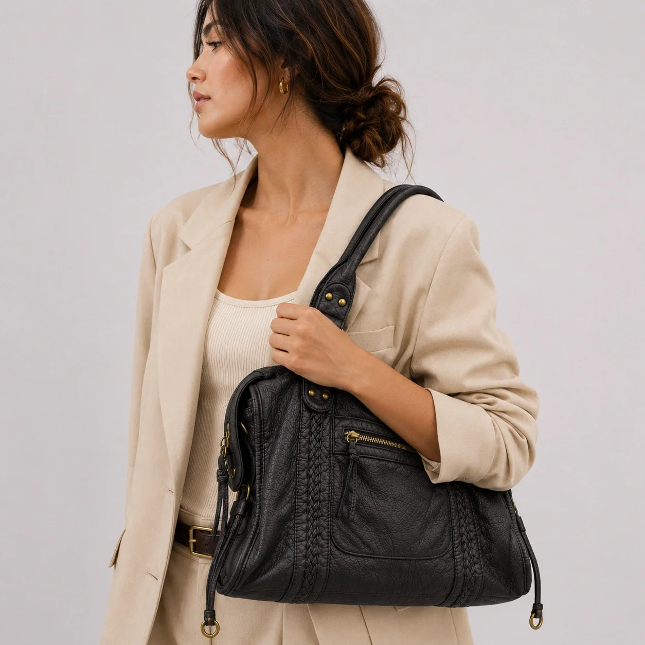 Y2K Damen Handtasche Grau – Nahaufnahme am Model getragen