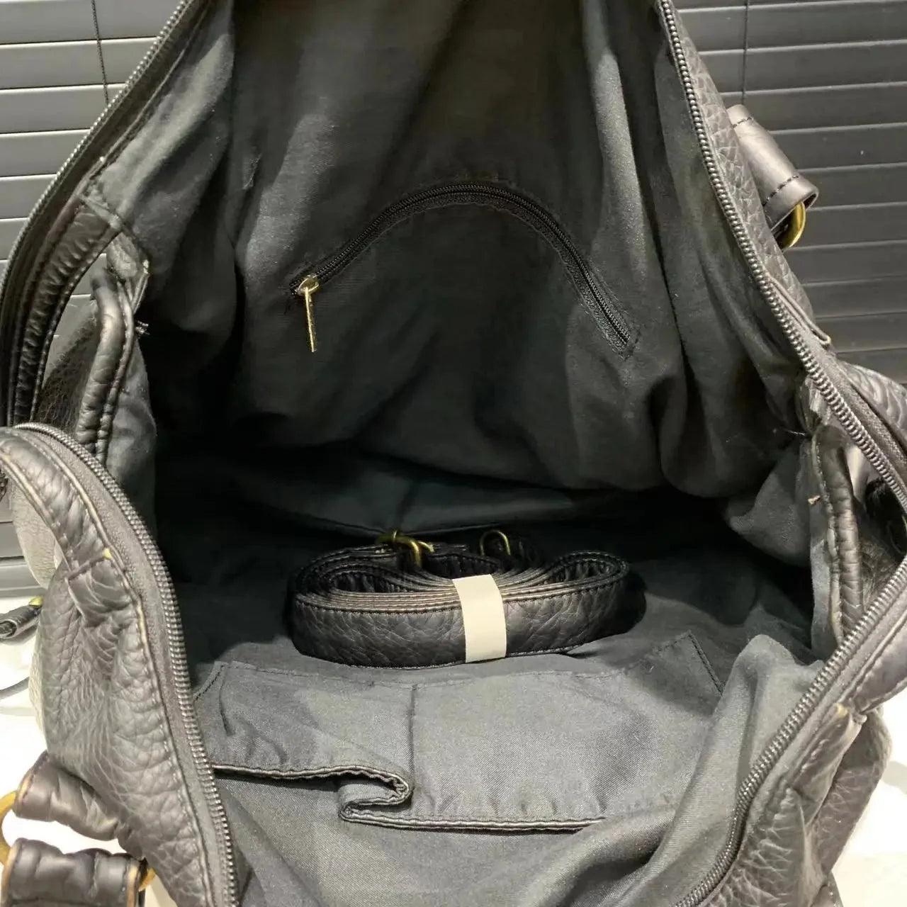 Y2K Damen Handtasche Grau – Detailaufnahme der Verarbeitung
