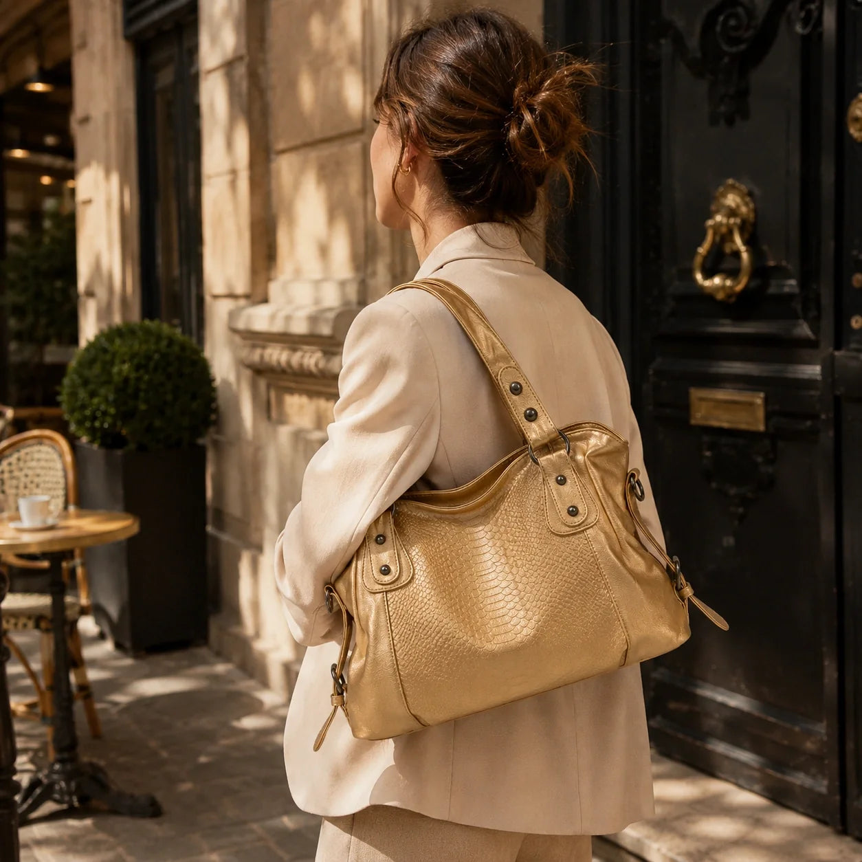 Moderne Handtasche Gold Schuppen-Optik – Lifestyle-Aufnahme getragen