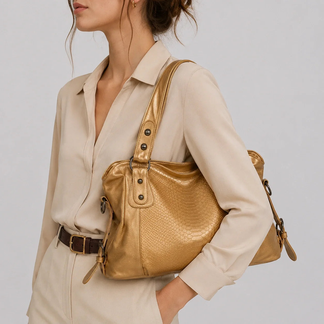 Moderne Handtasche Gold Schuppen-Optik – Nahaufnahme am Model getragen