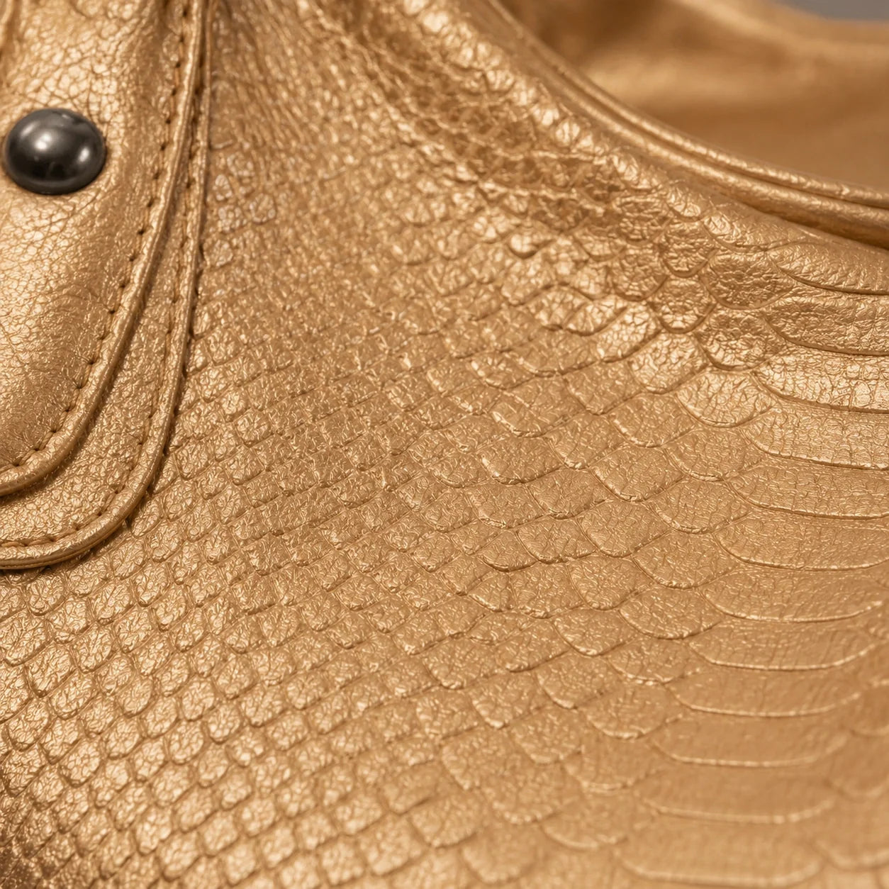 Moderne Handtasche Gold Schuppen-Optik – Innenansicht mit geöffnetem Fach