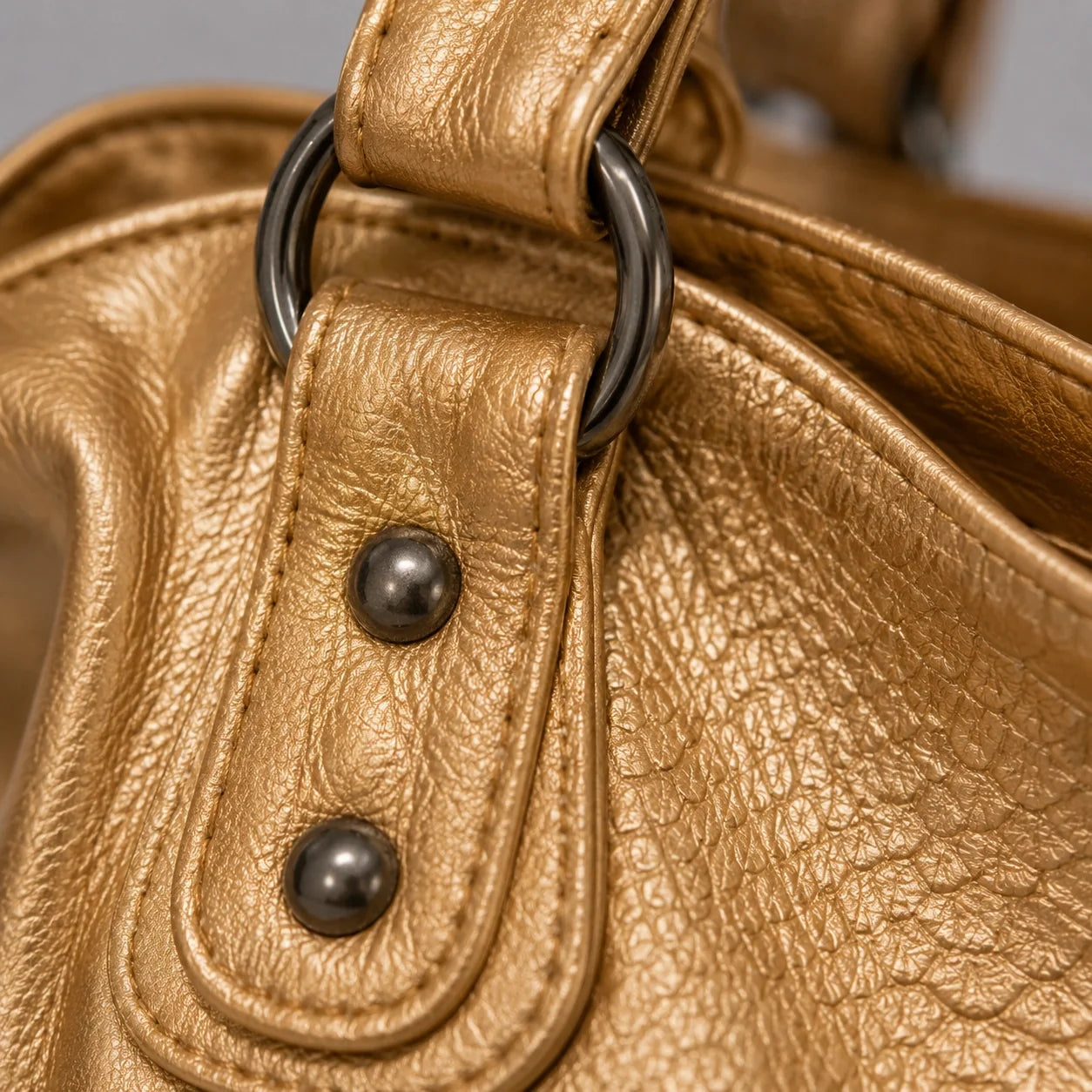 Moderne Handtasche Gold Schuppen-Optik – Detailaufnahme der Verarbeitung