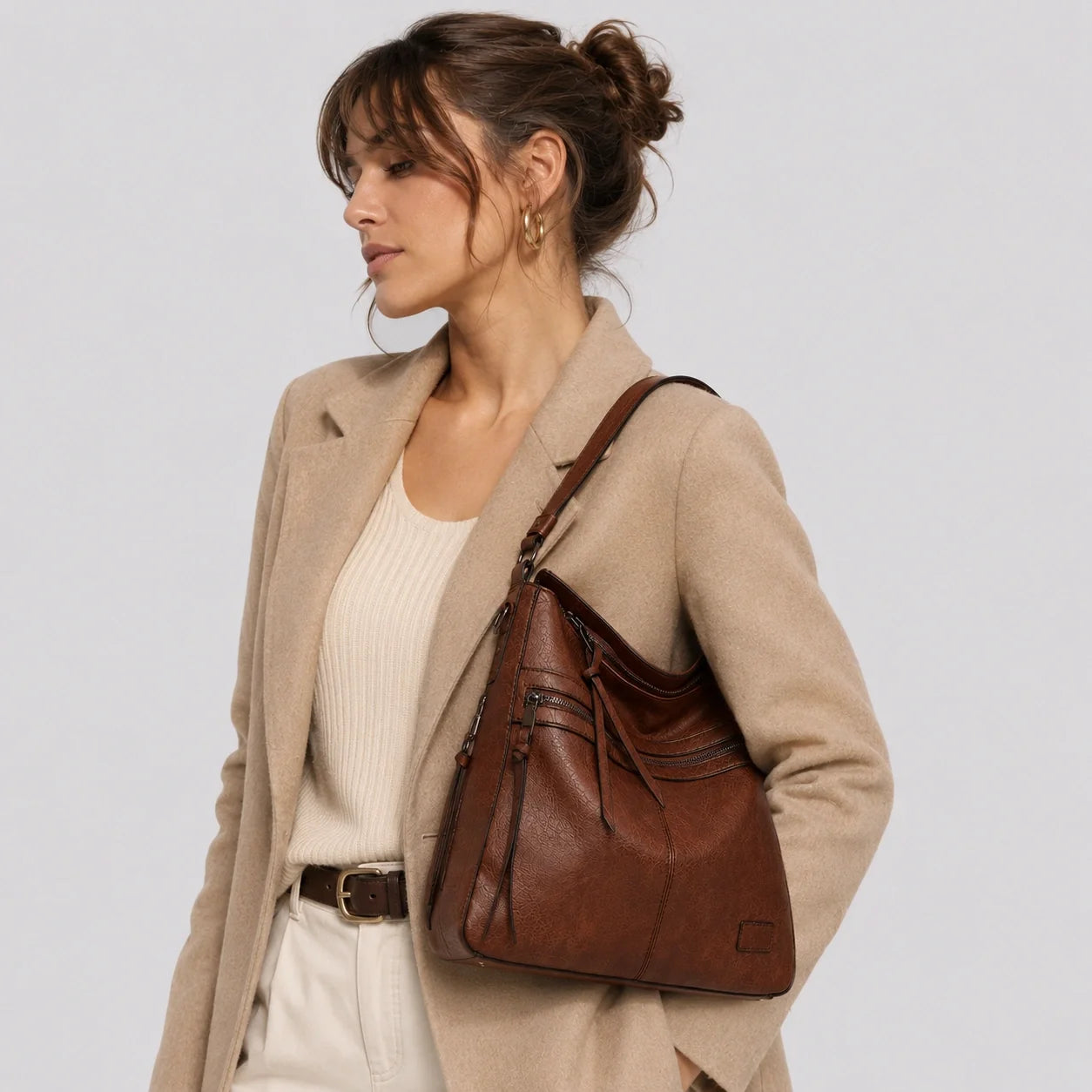 Hobo Tasche Camel Weich – Nahaufnahme am Model getragen