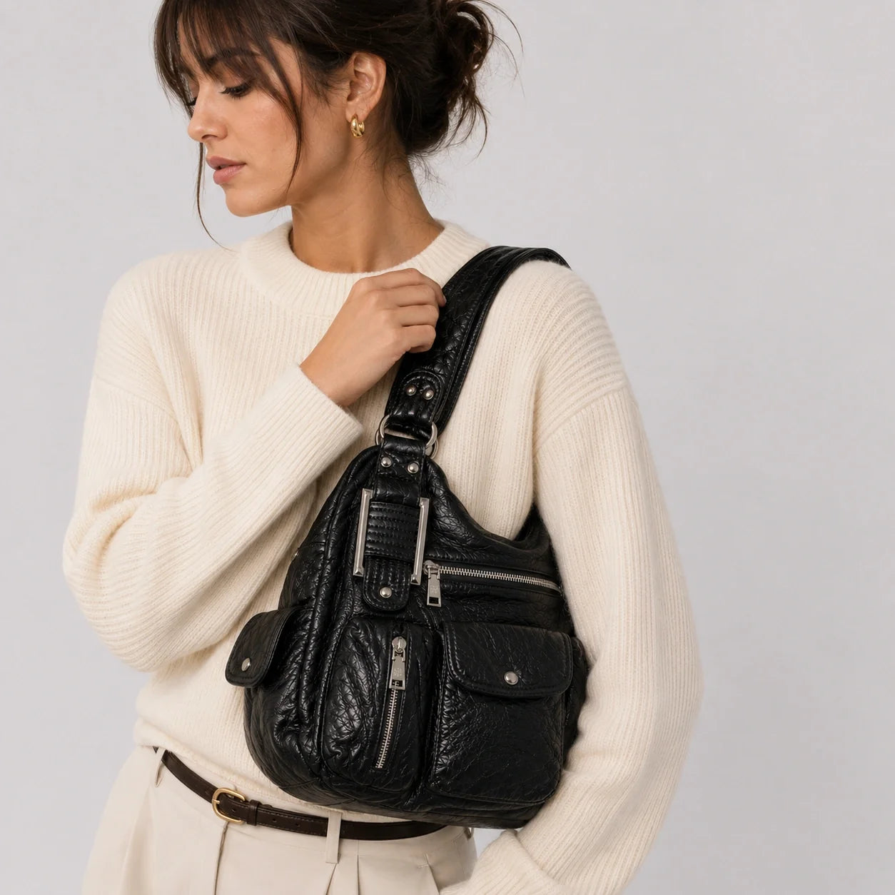 Organizer Handtasche Schwarz Lederoptik – Nahaufnahme am Model getragen