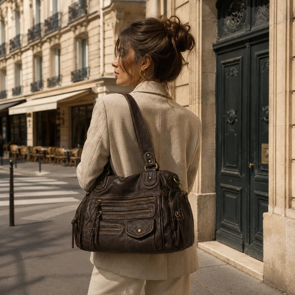 Biker Handtasche Vintage Schokobraun – Lifestyle-Aufnahme getragen