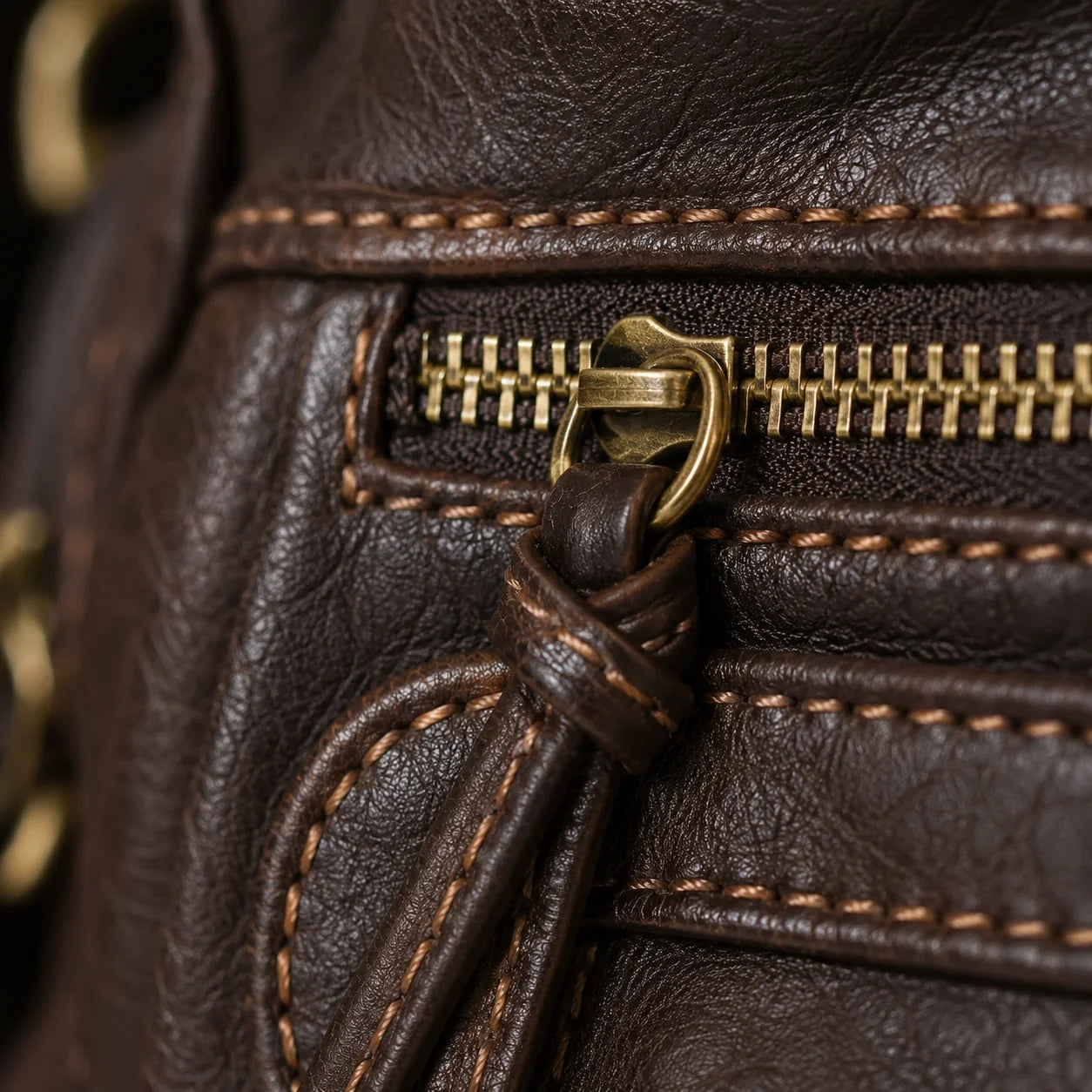 Biker Handtasche Vintage Schokobraun – Detailaufnahme der Verarbeitung