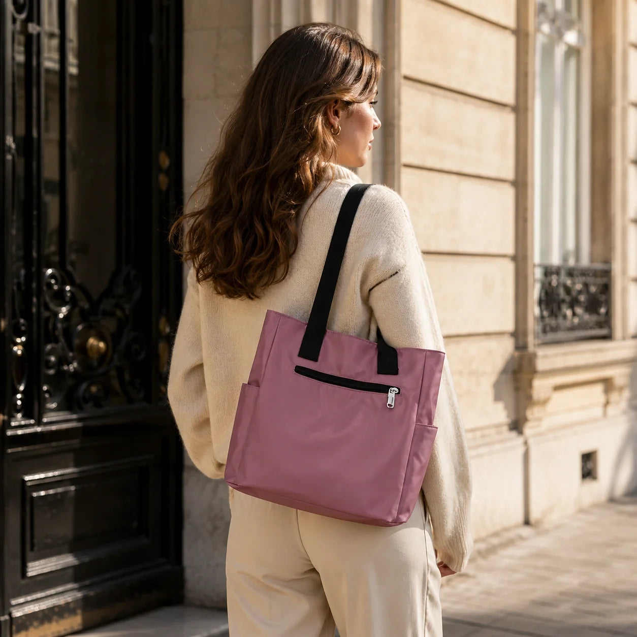 Nylon Tasche Rosa – Lifestyle-Aufnahme getragen