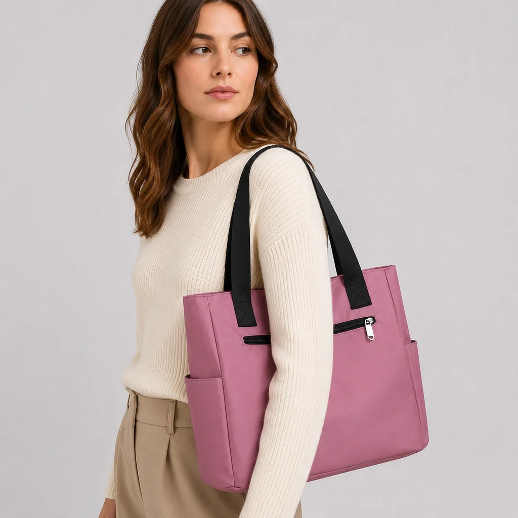 Nylon Tasche Rosa – Nahaufnahme am Model getragen