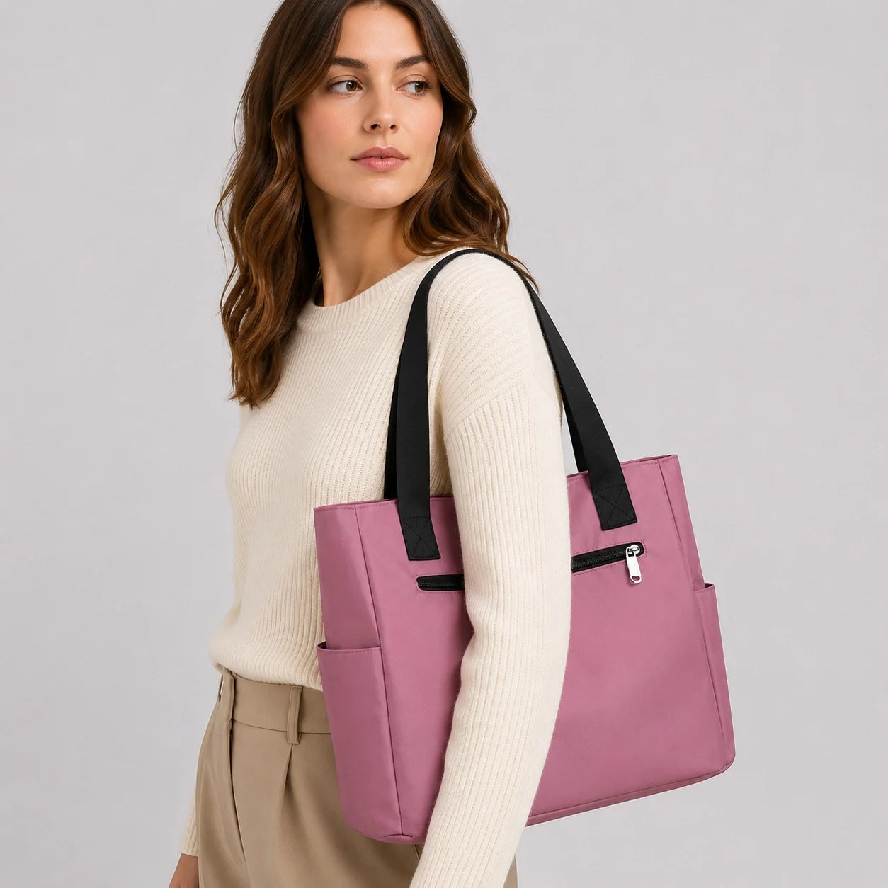 Nylon Tasche Rosa – Nahaufnahme am Model getragen