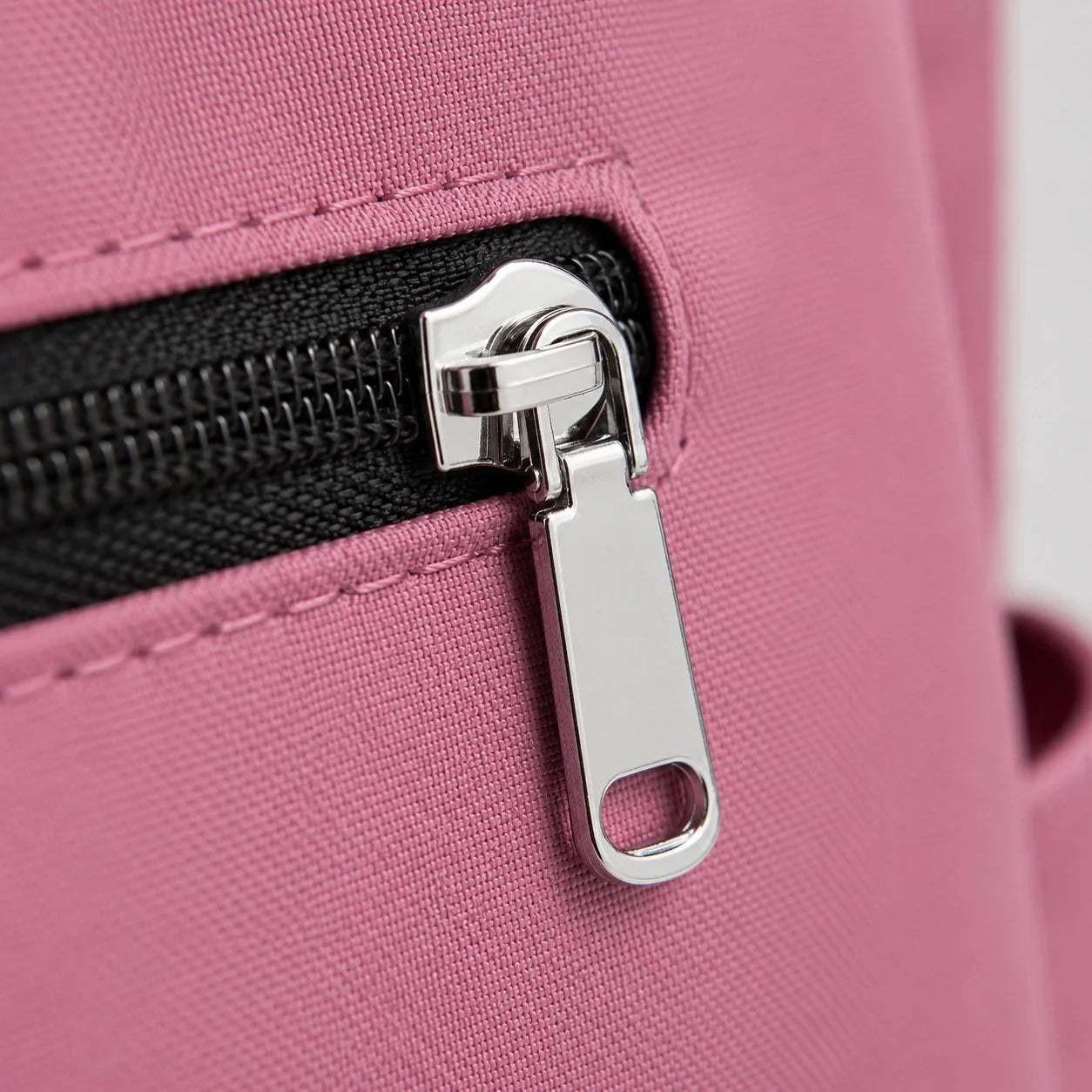 Nylon Tasche Rosa – Nahaufnahme der Materialstruktur