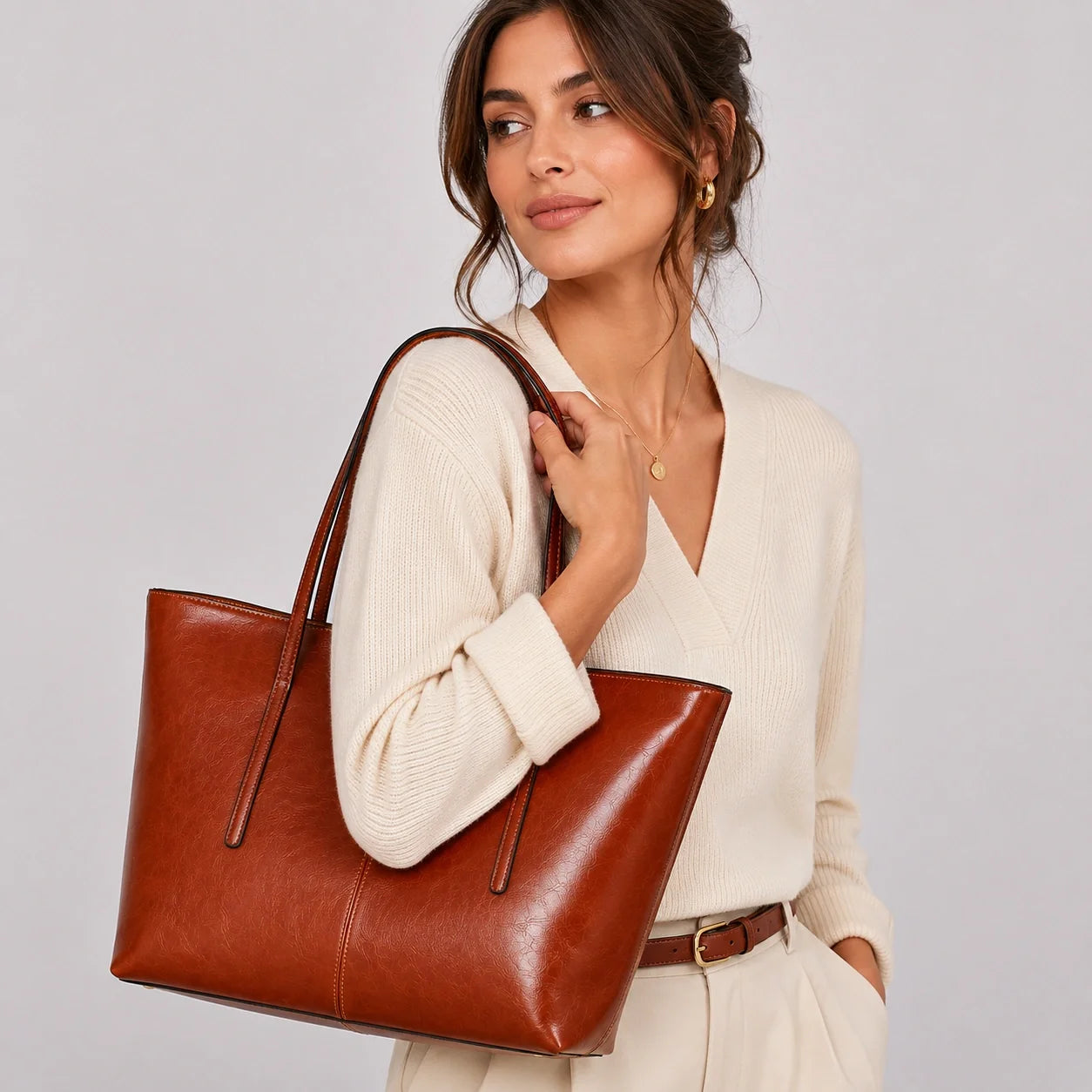 Moderner Lederoptik Tote Cognac – Nahaufnahme am Model getragen