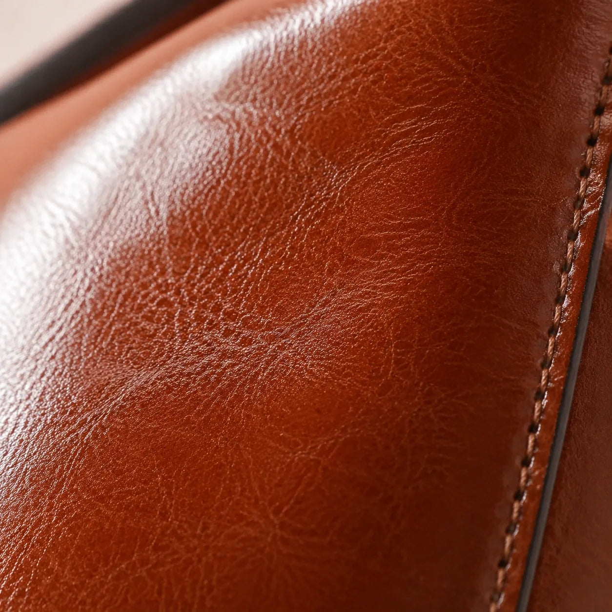 Moderner Lederoptik Tote Cognac – Innenansicht mit geöffnetem Fach