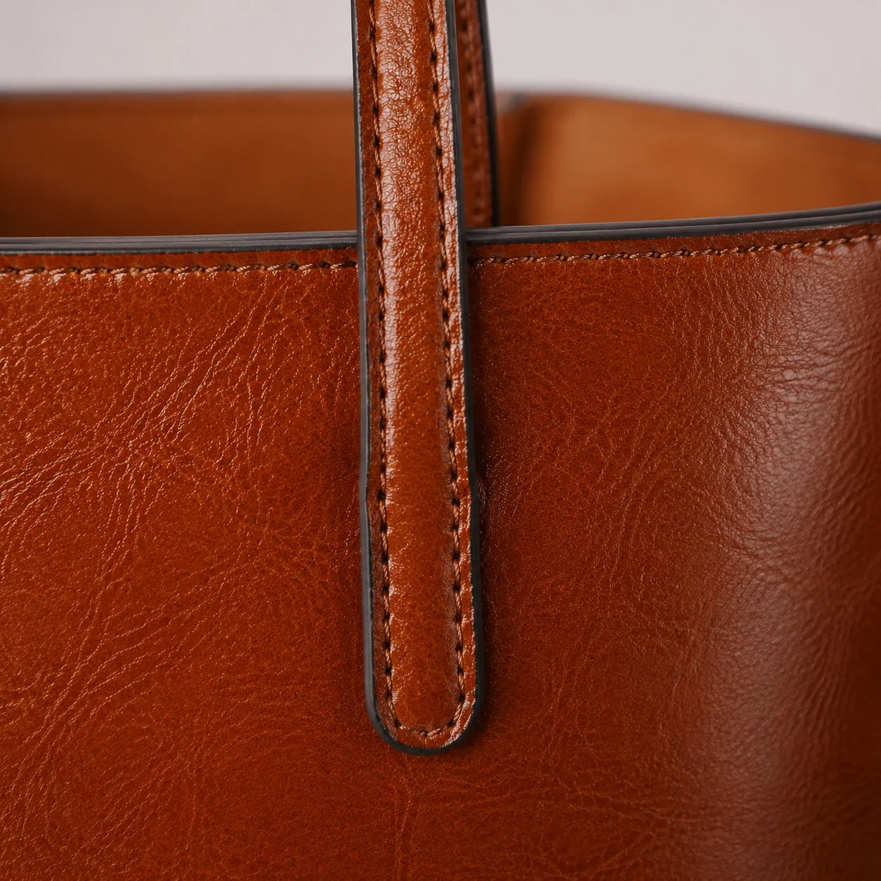 Moderner Lederoptik Tote Cognac – Detailaufnahme der Verarbeitung