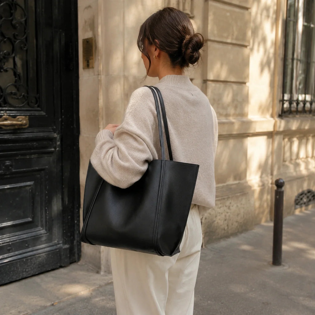 Minimalistischer Tote Bag Schwarz – Lifestyle-Aufnahme getragen