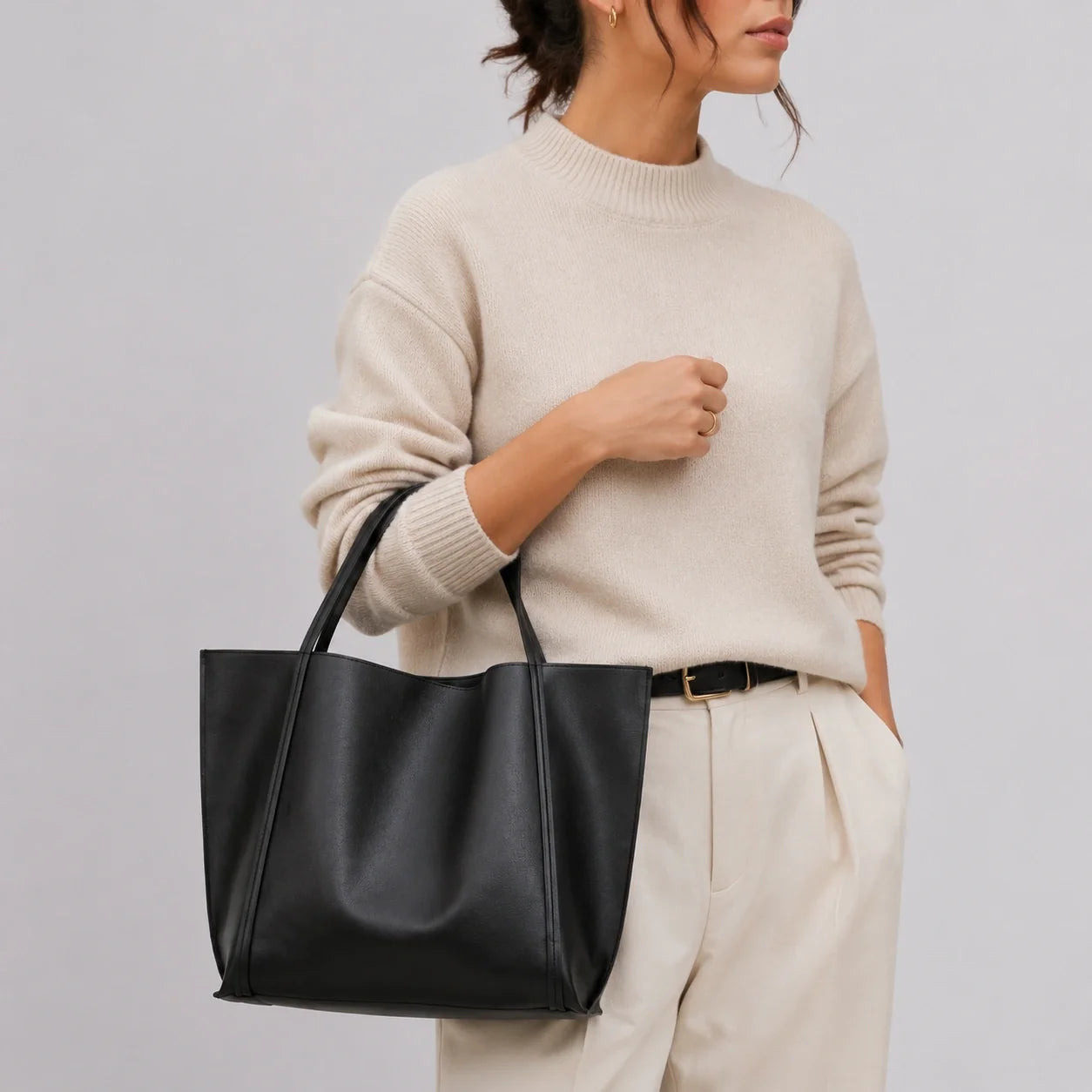 Minimalistischer Tote Bag Schwarz – Nahaufnahme am Model getragen