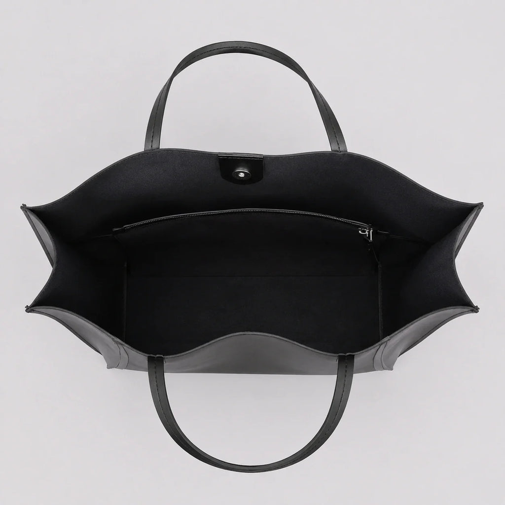 Minimalistischer Tote Bag Schwarz – Innenansicht mit geöffnetem Fach