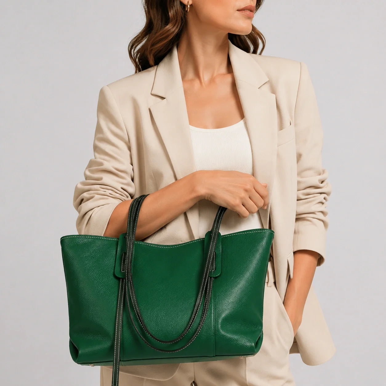 Grüne Lederhandtasche Tannengrün – Nahaufnahme am Model getragen