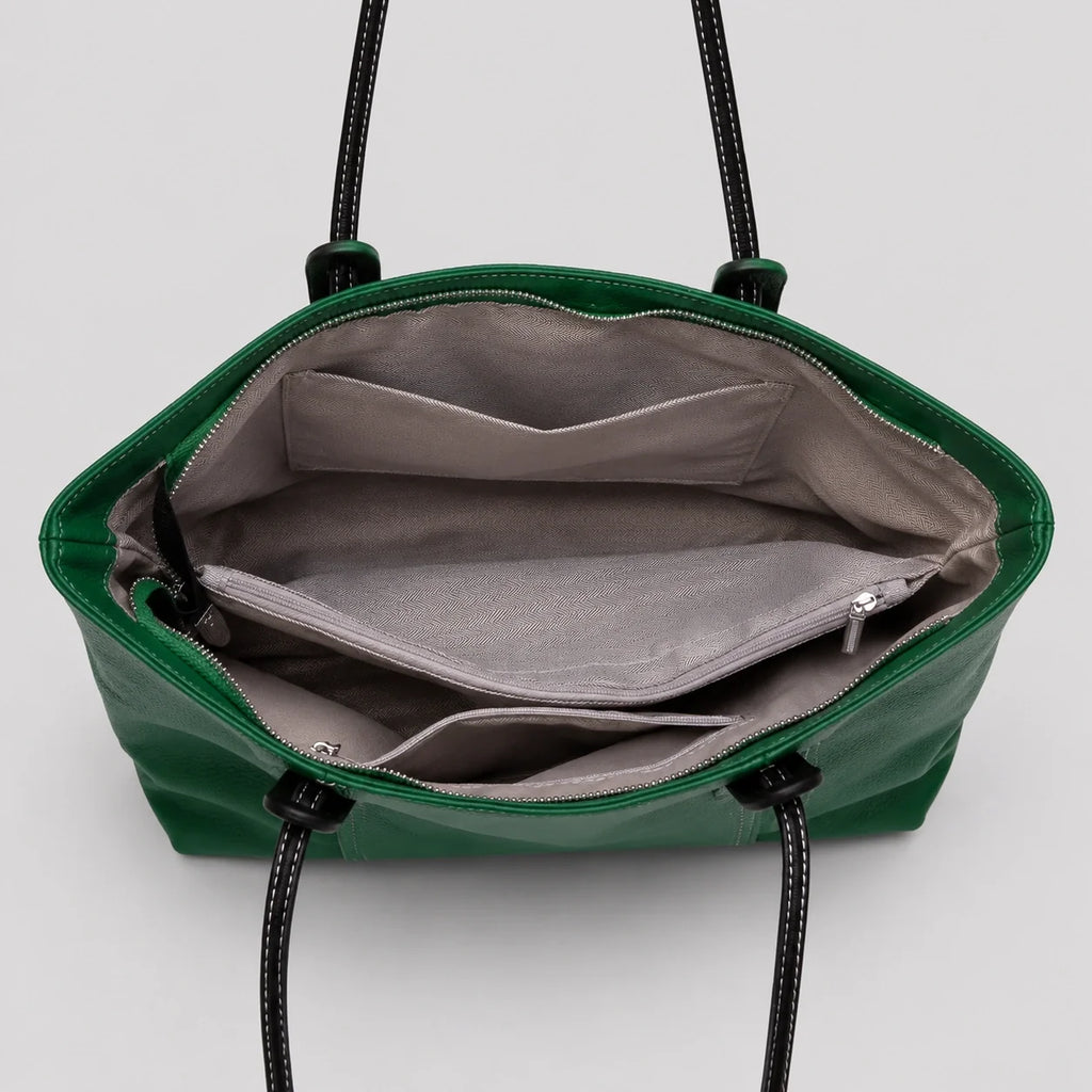 Grüne Lederhandtasche Tannengrün – Innenansicht mit geöffnetem Fach