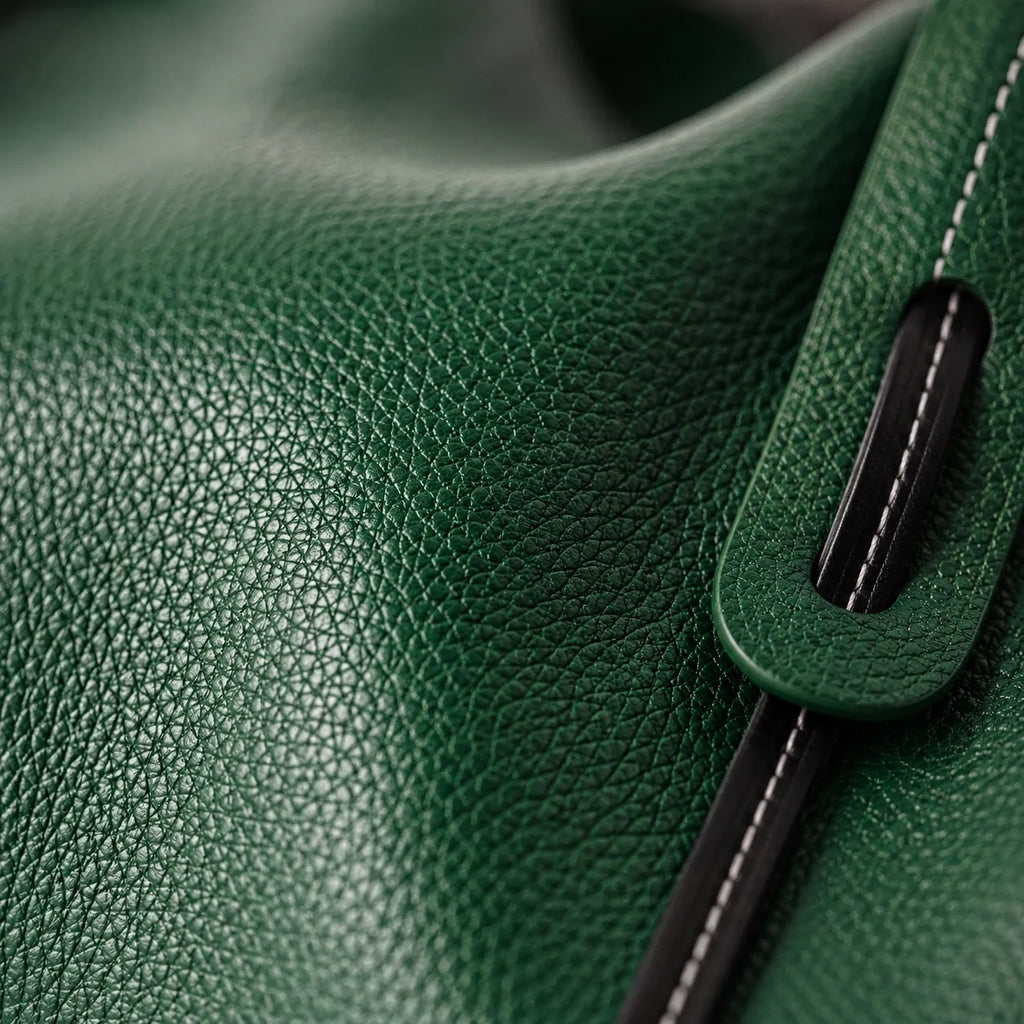 Grüne Lederhandtasche Tannengrün – Detailaufnahme der Verarbeitung