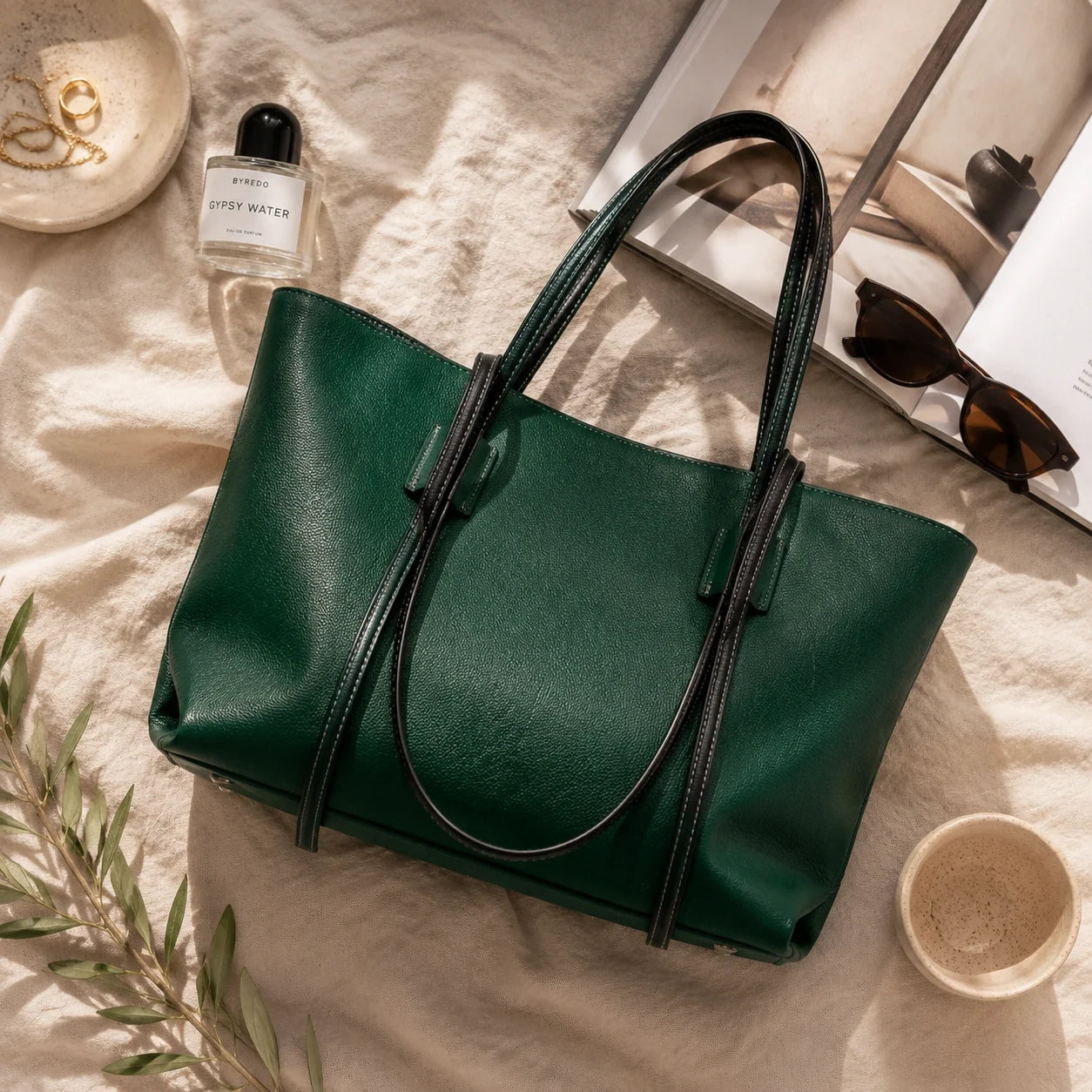Grüne Lederhandtasche Tannengrün – Ansicht in ganzer Höhe