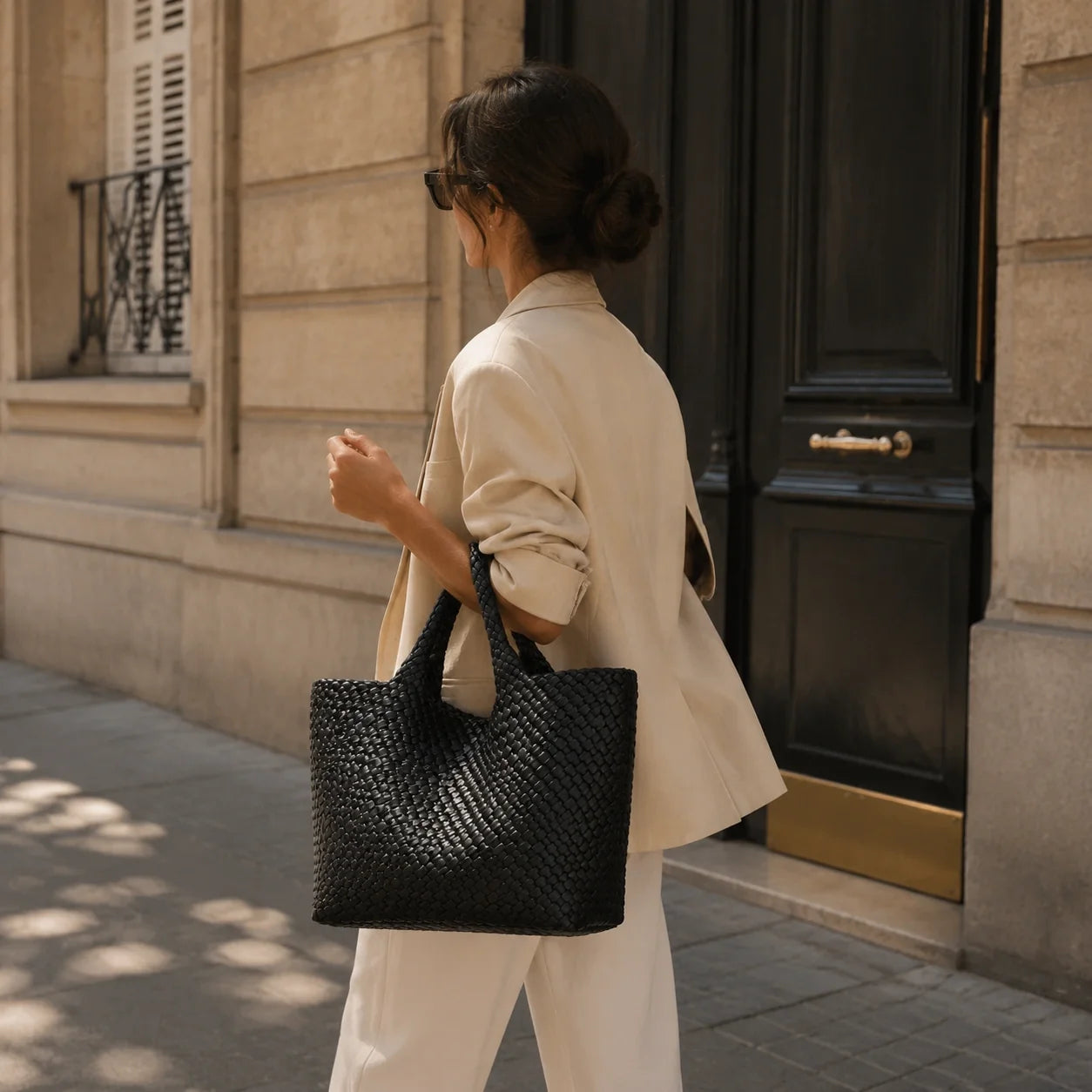 Tote Bag Set Schwarz mit Clutch – Lifestyle-Aufnahme getragen