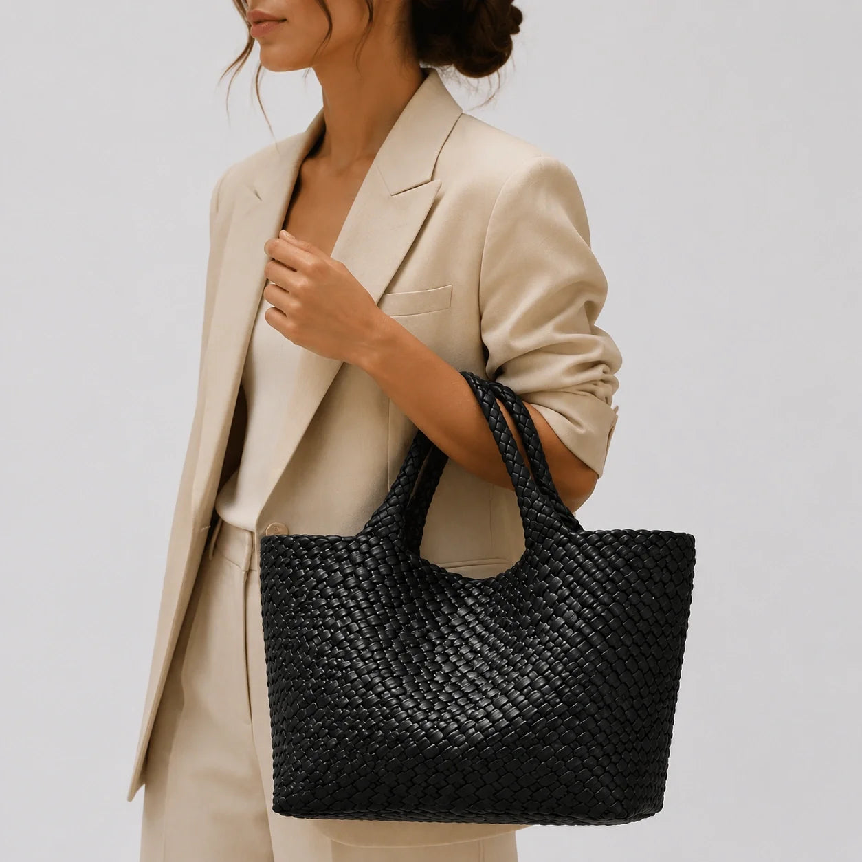 Tote Bag Set Schwarz mit Clutch – Nahaufnahme am Model getragen