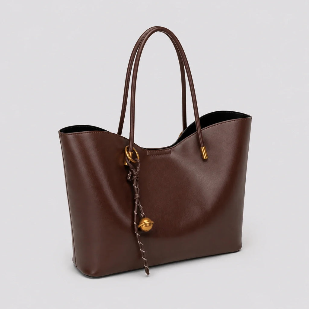 Minimalistische Lederhandtasche Cognac – Seitenansicht im Detail