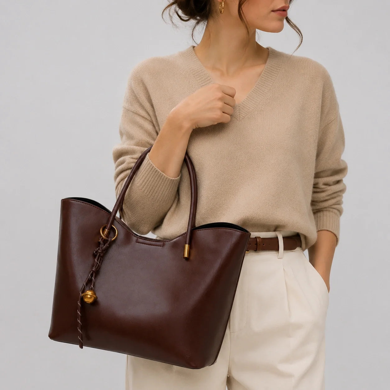 Minimalistische Lederhandtasche Cognac – Nahaufnahme am Model getragen