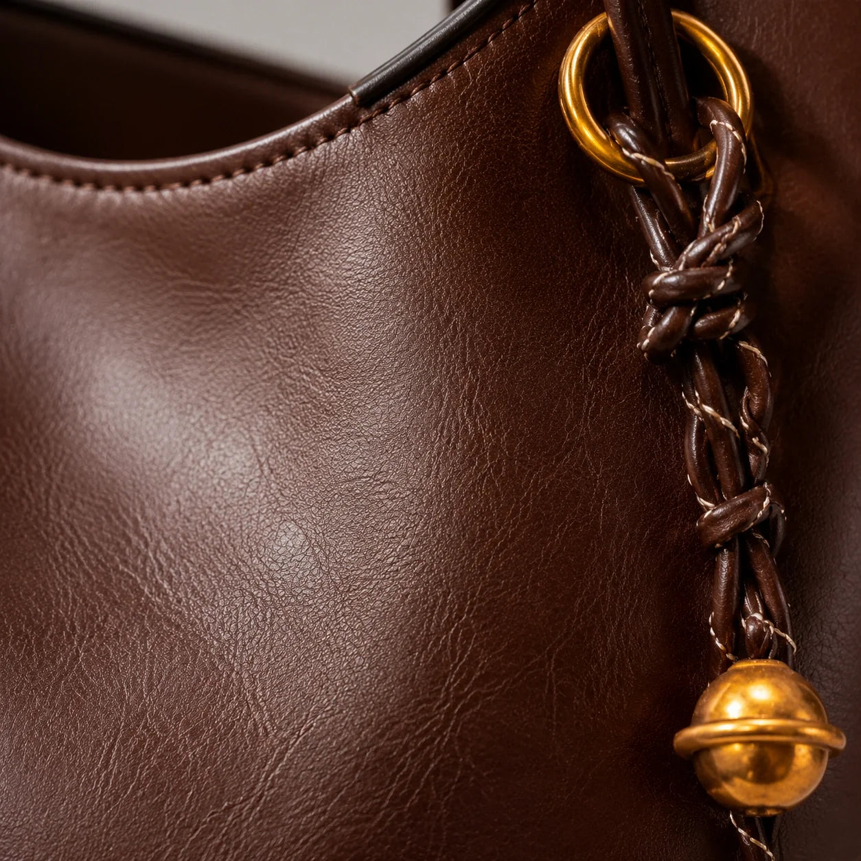 Minimalistische Lederhandtasche Cognac – Innenansicht mit geöffnetem Fach