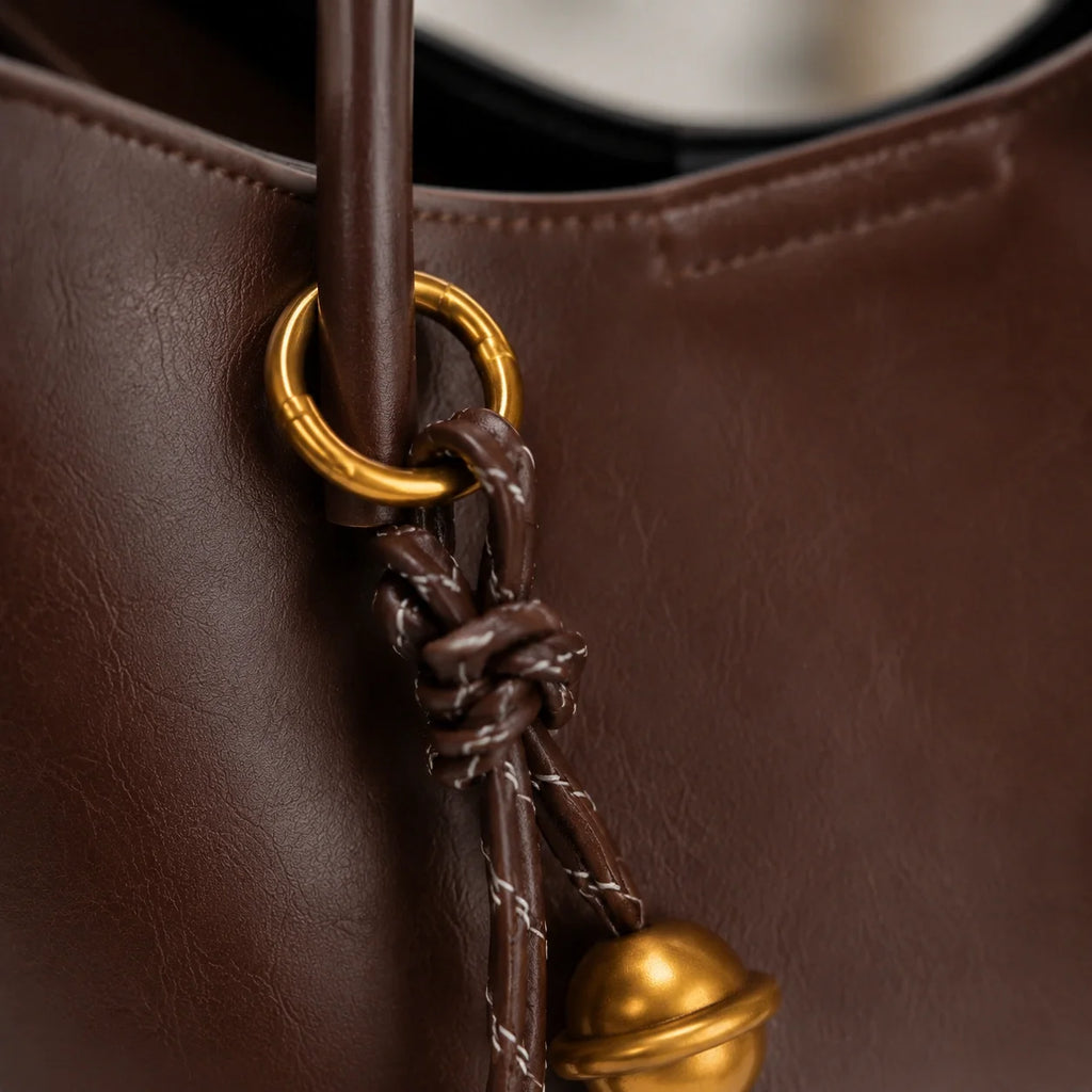 Minimalistische Lederhandtasche Cognac – Detailaufnahme der Verarbeitung