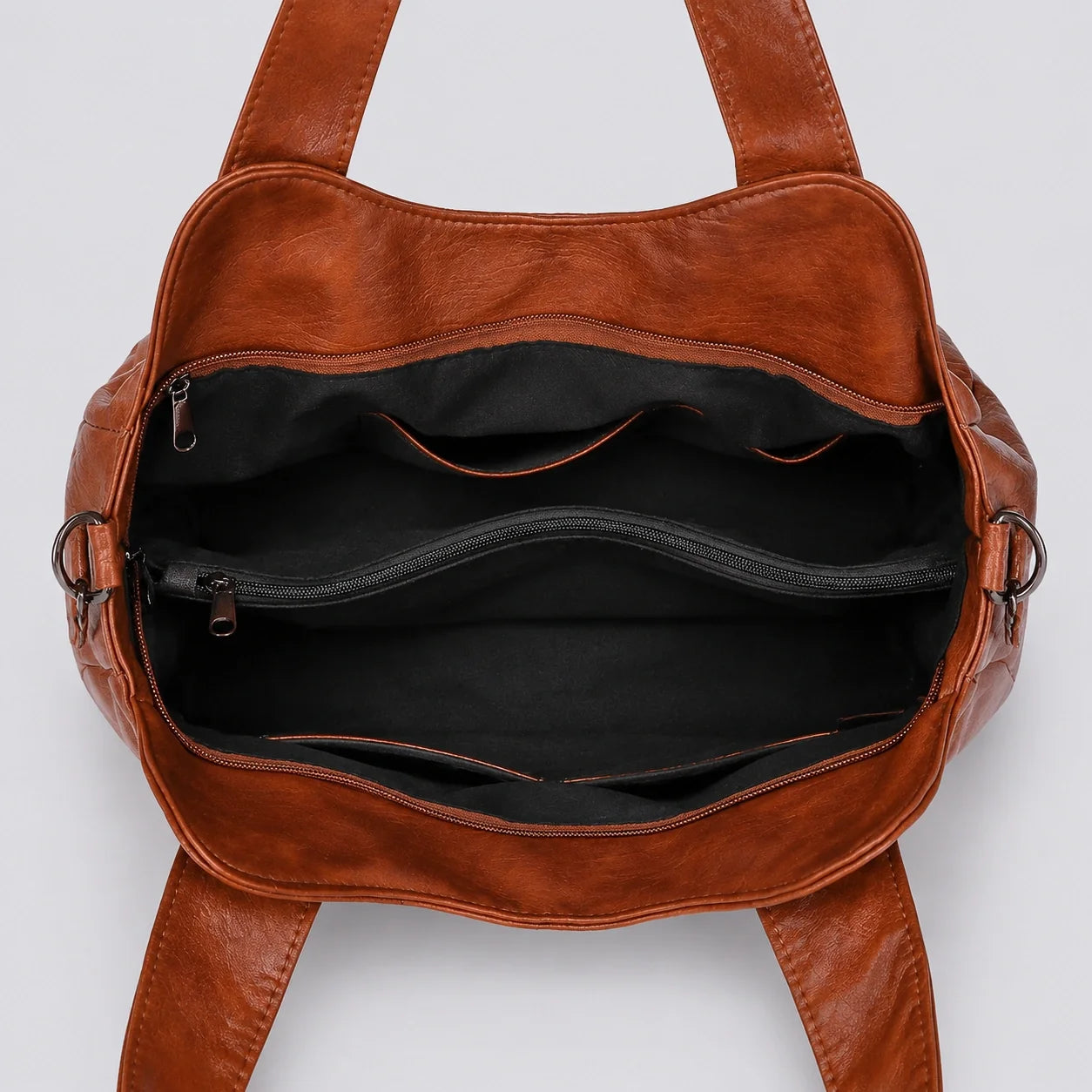 Crossbody Tasche Cognac Groß – Innenansicht mit geöffnetem Fach