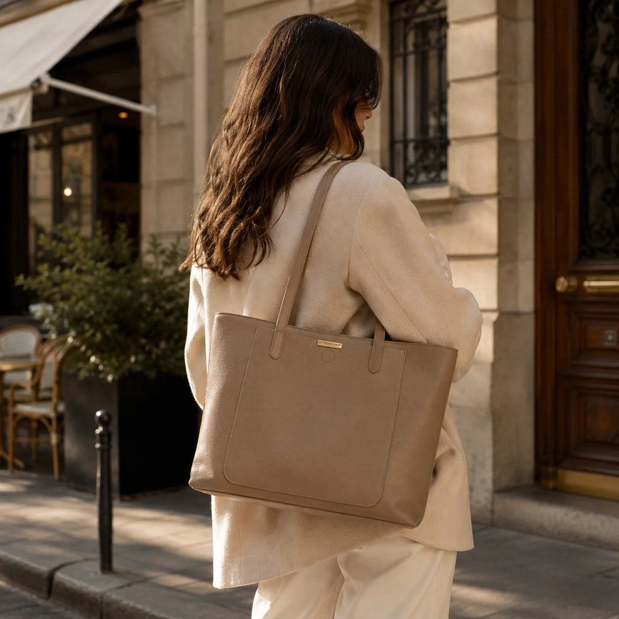 Luxus Shopper Taupe Groß – Lifestyle-Aufnahme getragen