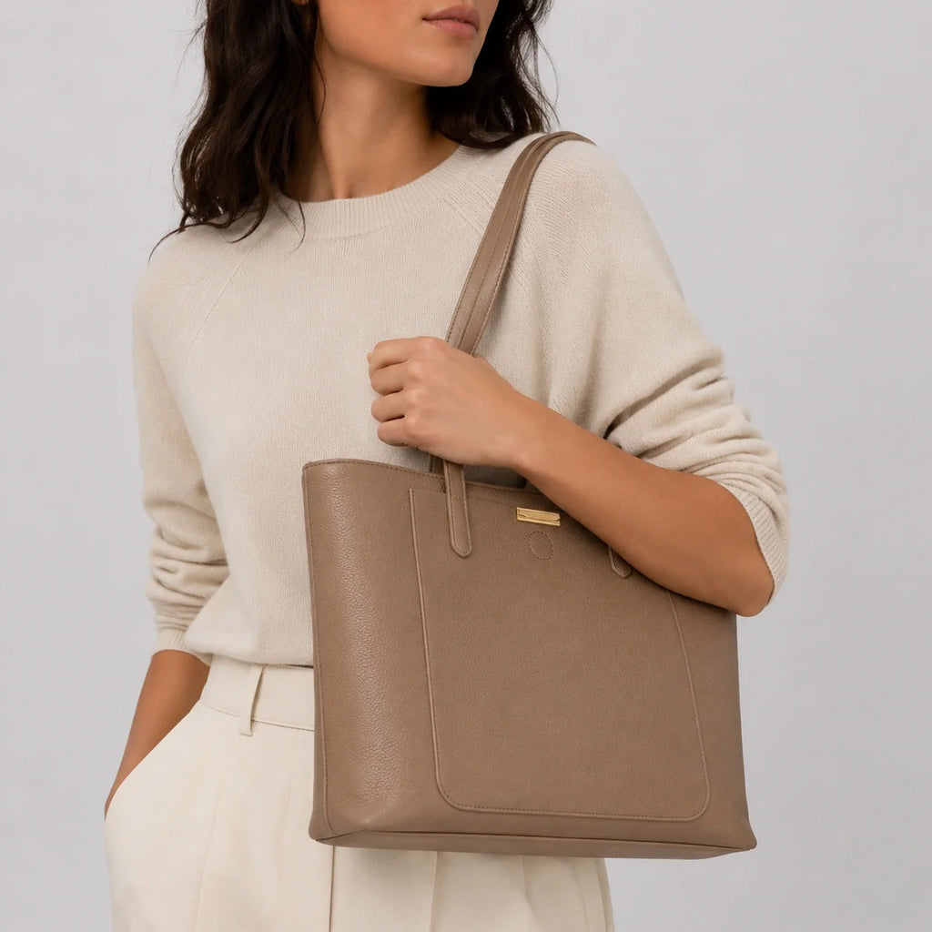 Luxus Shopper Taupe Groß – Nahaufnahme am Model getragen