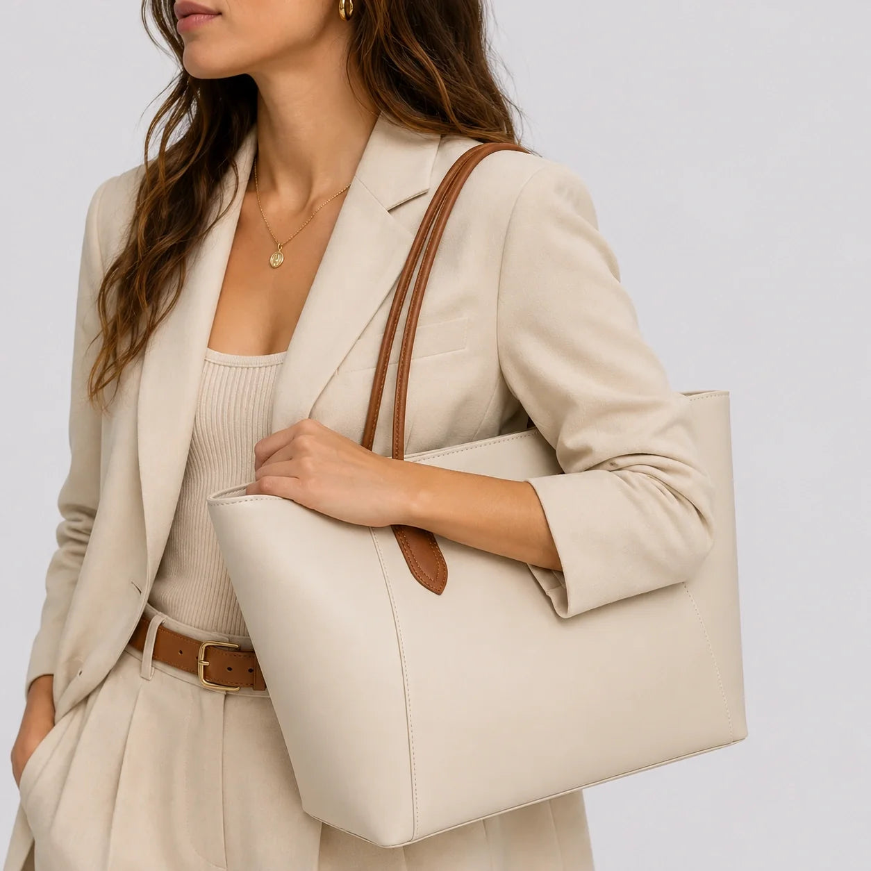Business Tote Bag Creme – Nahaufnahme am Model getragen
