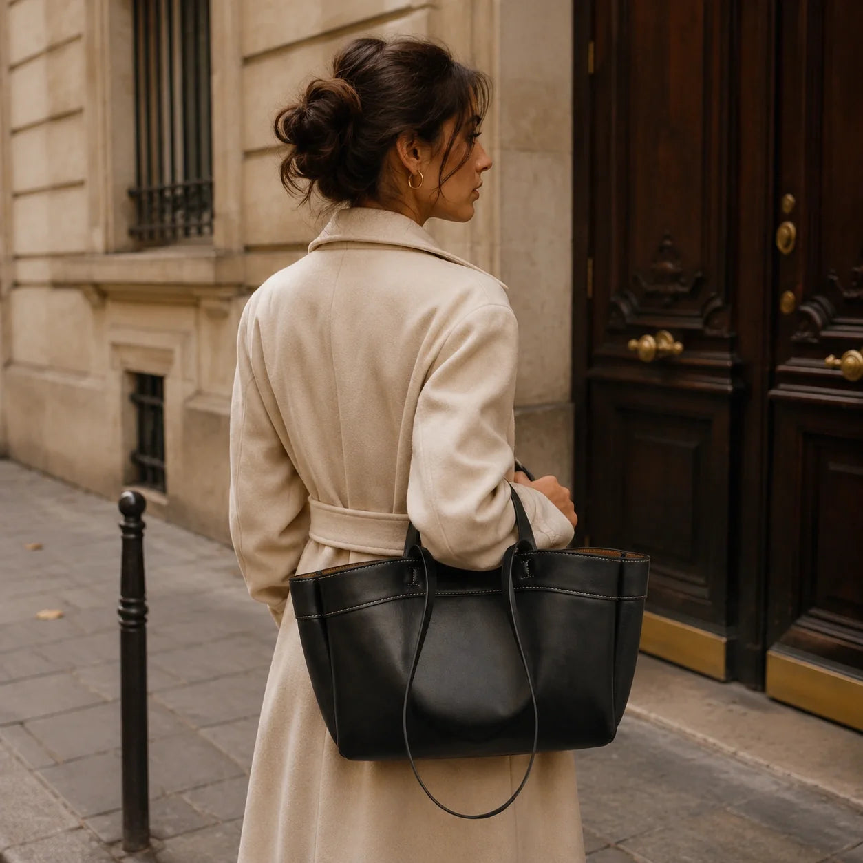 Cognac Lederhandtasche Glanz – Lifestyle-Aufnahme getragen
