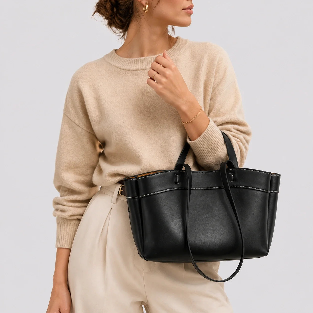 Cognac Lederhandtasche Glanz – Nahaufnahme am Model getragen