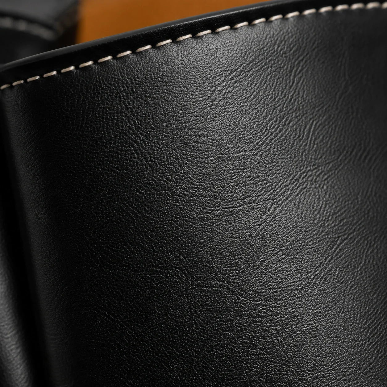 Cognac Lederhandtasche Glanz – Innenansicht mit geöffnetem Fach