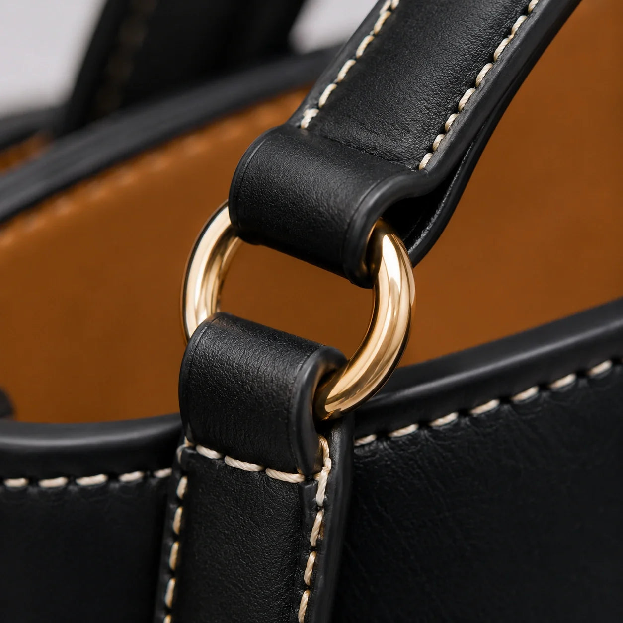 Cognac Lederhandtasche Glanz – Detailaufnahme der Verarbeitung
