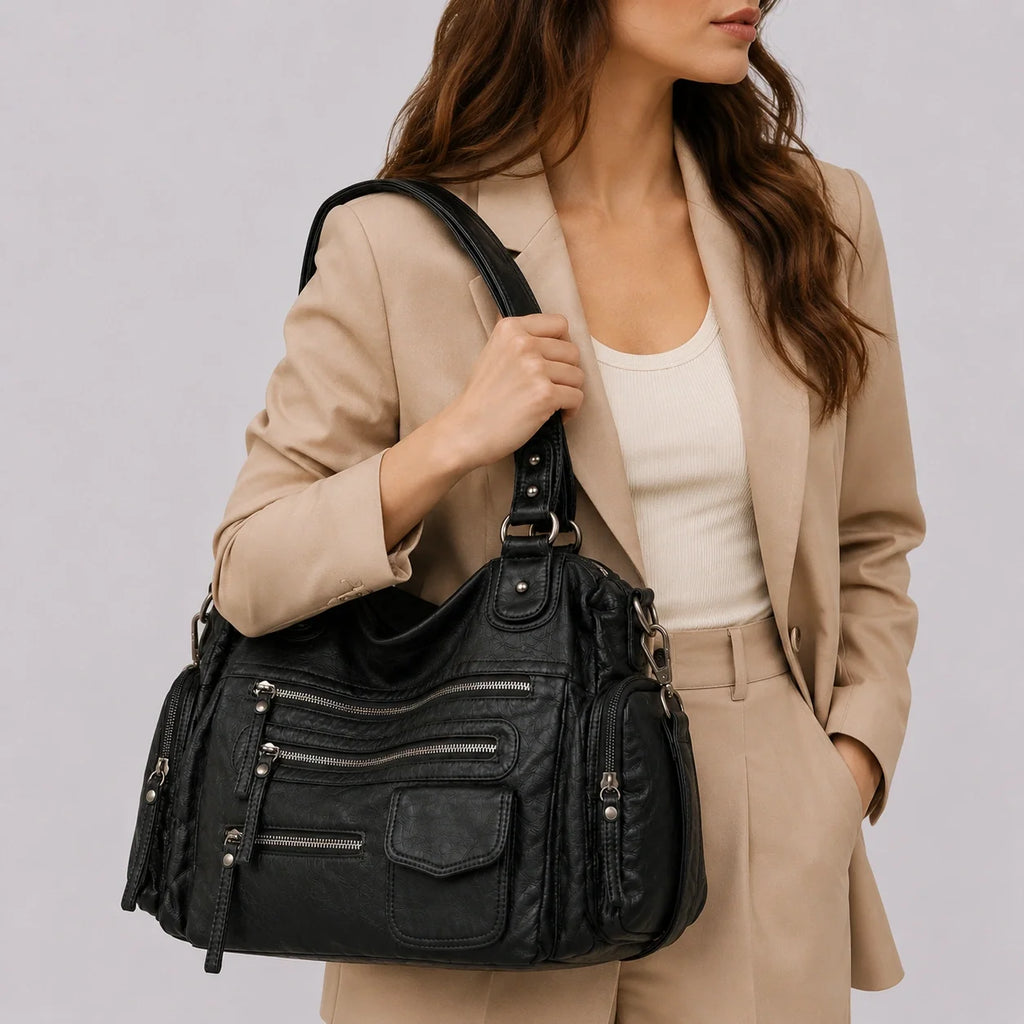 Wandelbare Hobo Tasche Schwarz – Nahaufnahme am Model getragen